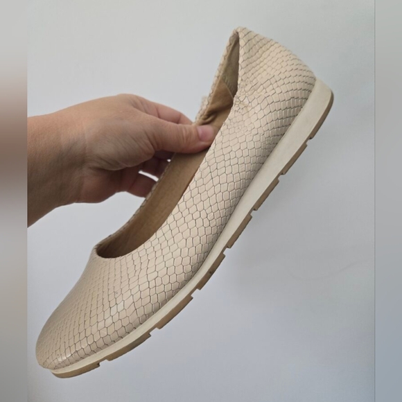 BARETRAPS POSTURE Women's Cream Ballet Flats - Picture 5 of 10